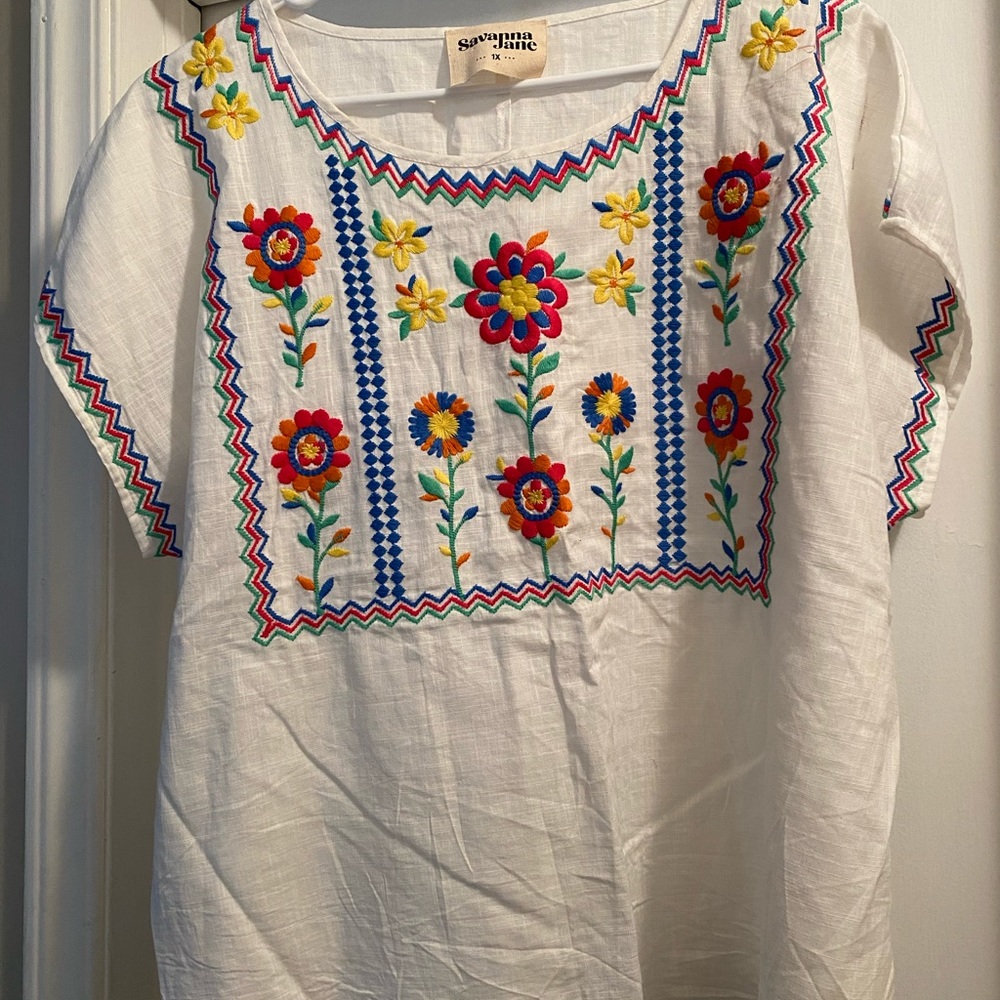 Savannah Jane embroidered top. NWOT
